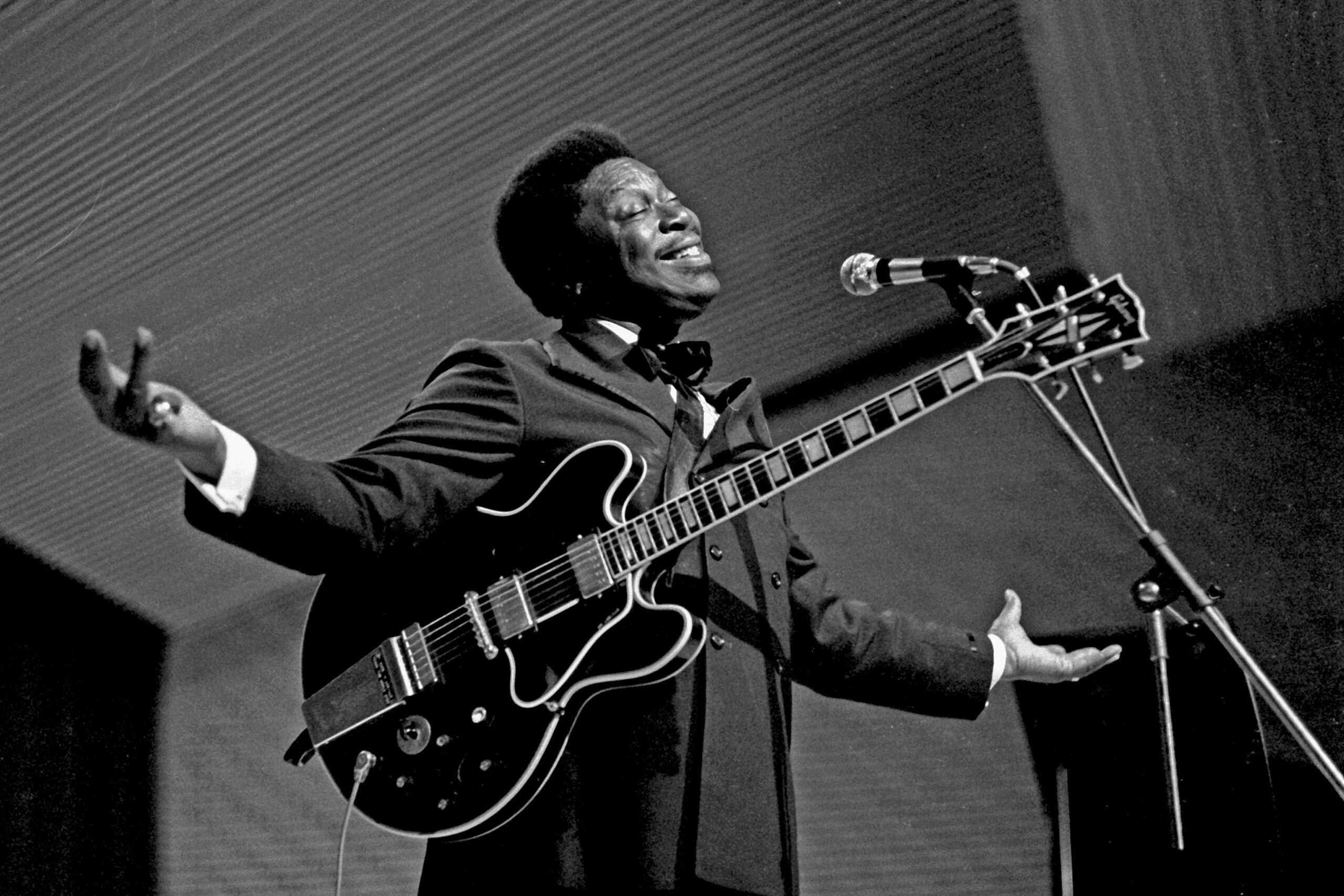 B.B. King playing electric guitar live at the University of Hamburg Audimax in November 1971