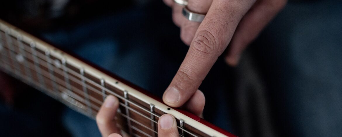 Beginner fretting hand on a guitar neck: how long does it take to learn guitar