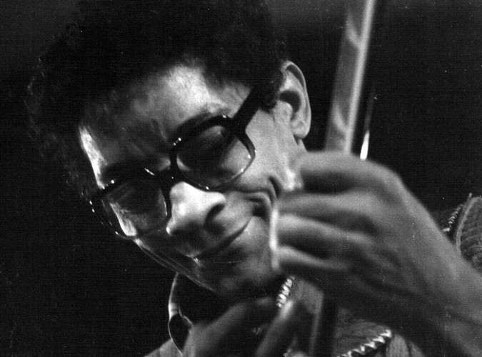 Hubert Sumlin smiling in close up behind large glasses during a 1975 concert in France