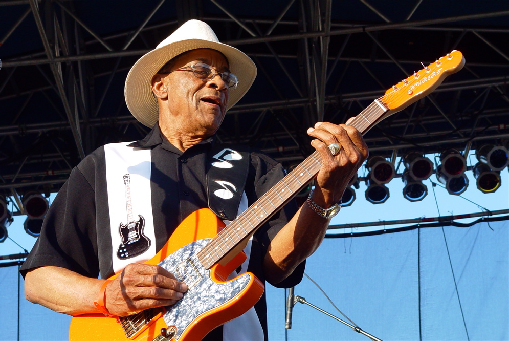 Hubert Sumlin guitar technique on stage at the 2006 Sioux Falls JazzFest, picking an orange Telecaster style guitar with his bare fingers