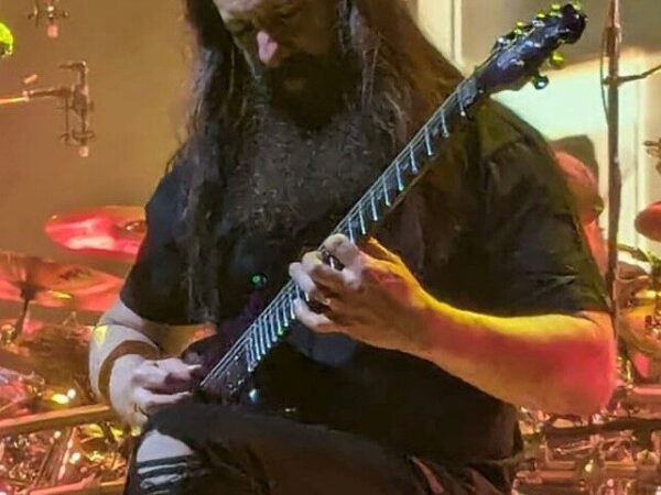 web_john_petrucci_live_milano_2024 John Petrucci playing live in Milan in 2024; his guitar practice routine splits time into short blocks