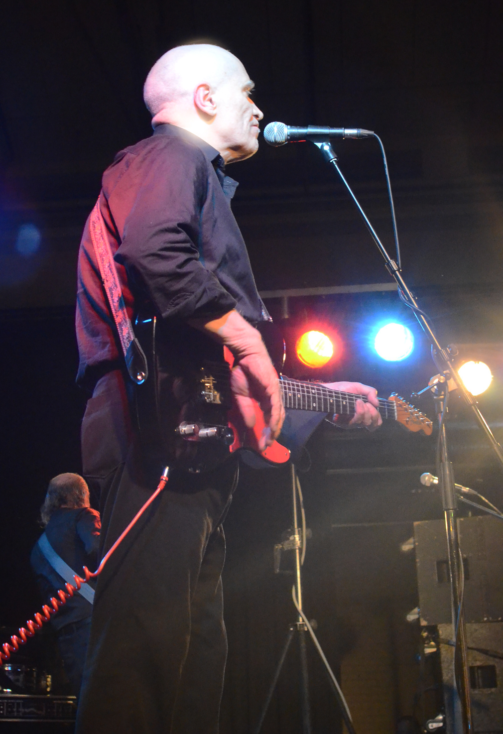 Wilko Johnson guitar technique on stage, playing his Telecaster with his fingers and no pick